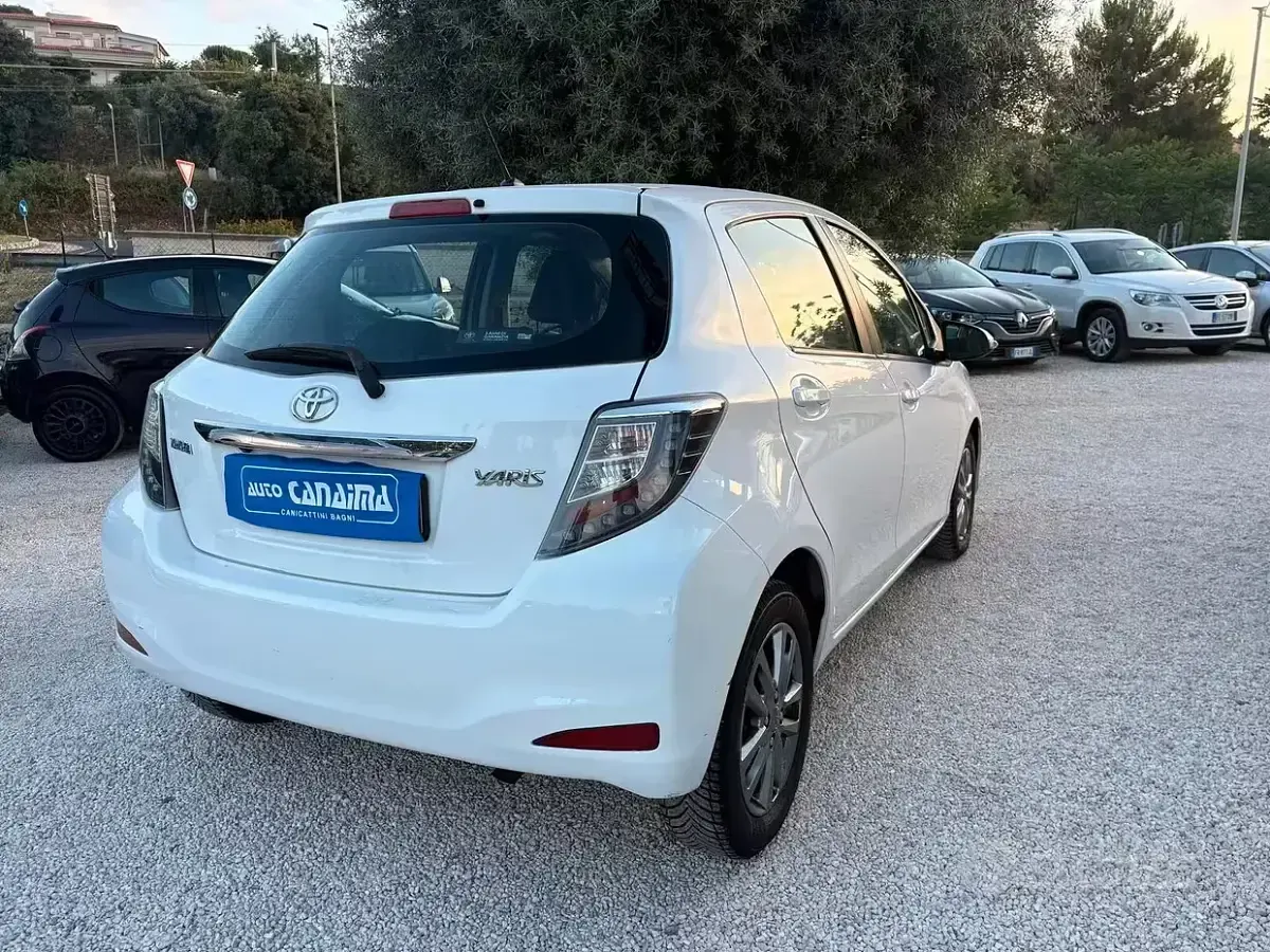 Usata Toyota Yaris Lounge 90 CV (66 kW) 2014 Bianco Utilitaria