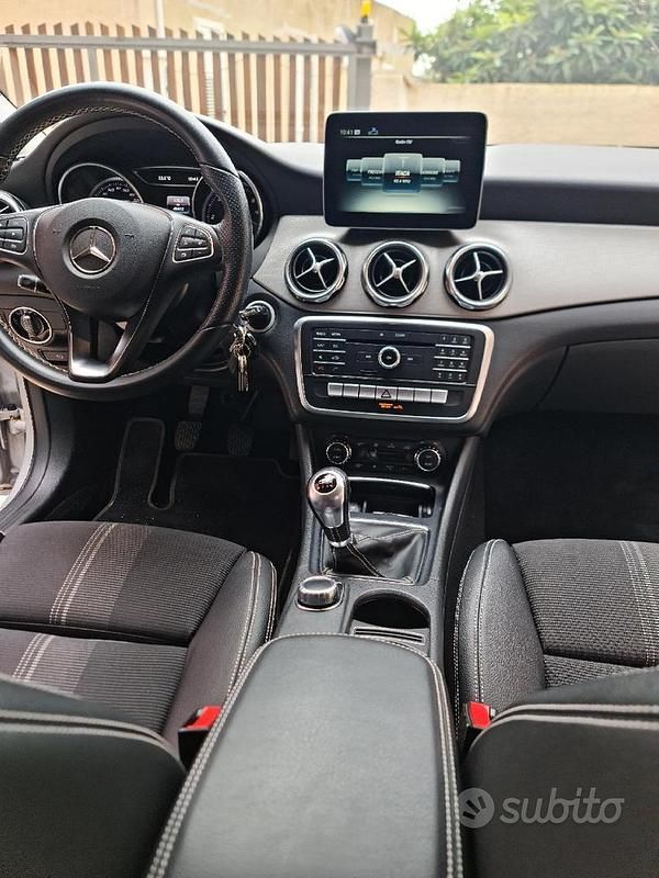 Usata Mercedes GLA200 136 CV (100 kW) 2018 Grigio SUV