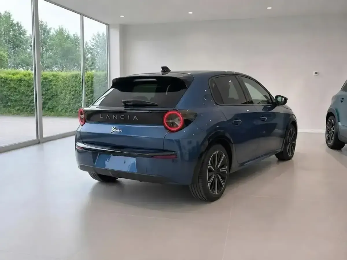 Usata Lancia Ypsilon 100 CV (73 kW) 2024 Blu Utilitaria