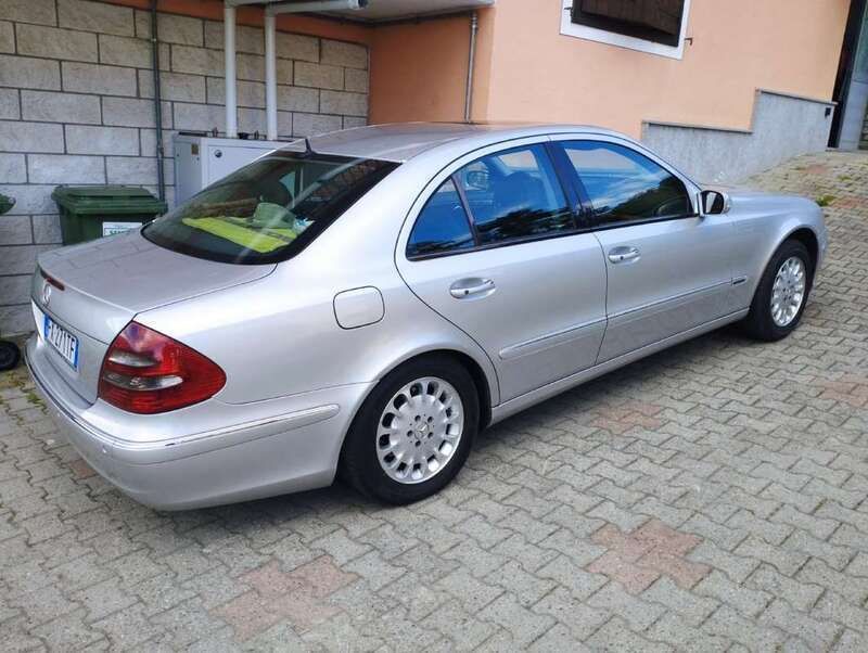 Usata Mercedes E270 Elegance 177 CV (130 kW) 2002 Grigio Berlina