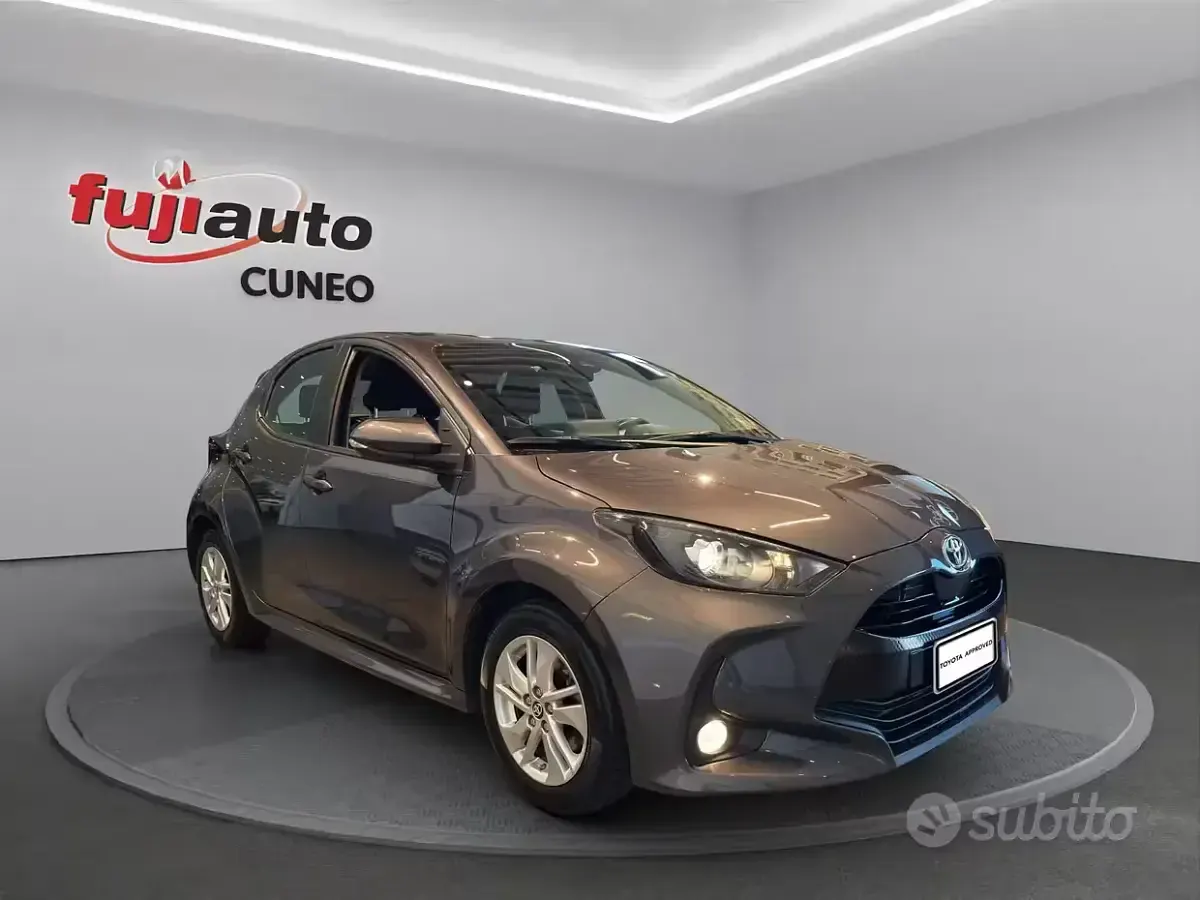Usata Toyota Yaris Business Edition 116 CV (85 kW) 2021 Grigio Utilitaria