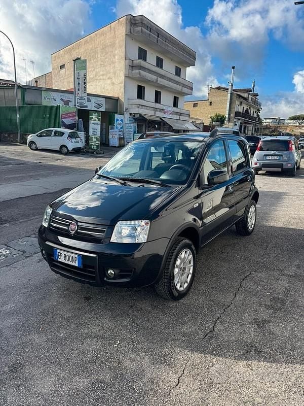 Usata Fiat Panda 4x4 Climbing 69 CV (50 kW) 2012 Nero Utilitaria