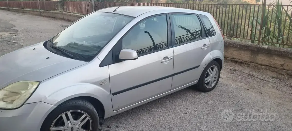 Usata Ford Fiesta 68 CV (50 kW) 2005 Grigio Utilitaria