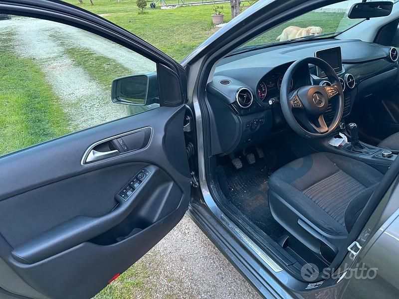 Usata Mercedes B180 116 CV (85 kW) 2015 Grigio Utilitaria