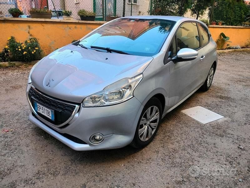 Grigio Usata 2012 Peugeot 208 Active Due volumi | 2300 € (Super prezzo) - Immagine 1/4