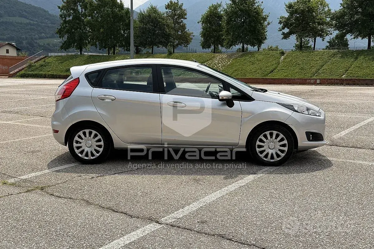 Usata Ford Fiesta 75 CV (55 kW) 2013 Grigio Utilitaria