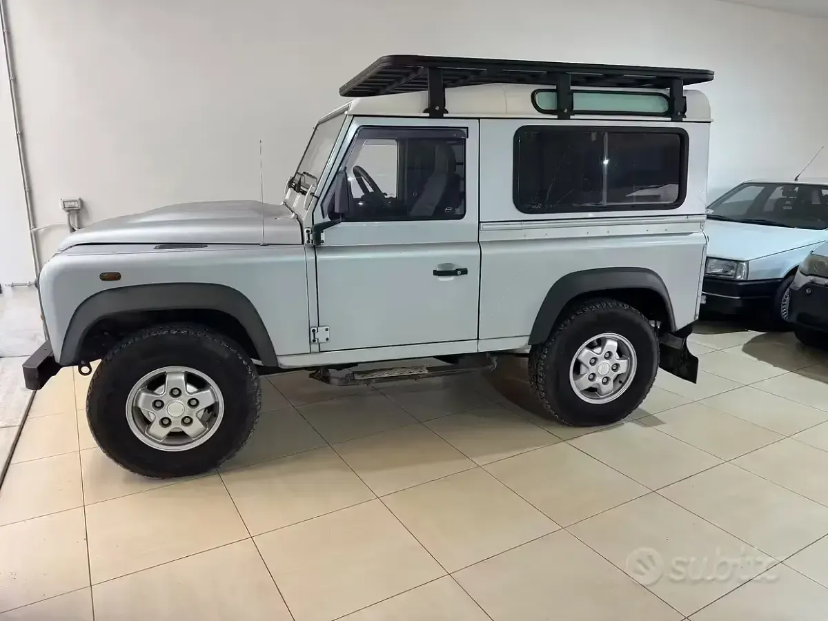 Käytetty Land Rover Defender SE 122 HP (89 kW) 2010 Farmari