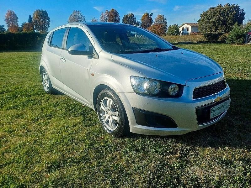 Grigio Usata 2012 Chevrolet Aveo LS Tre volumi | 4500 € (Buon prezzo) - Immagine 1/4