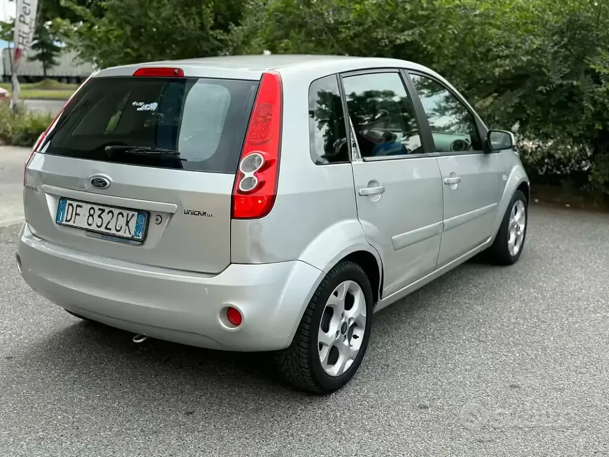 Brugt Ford Fiesta 75 HK (55 kW) 2007 Grå Hatchback