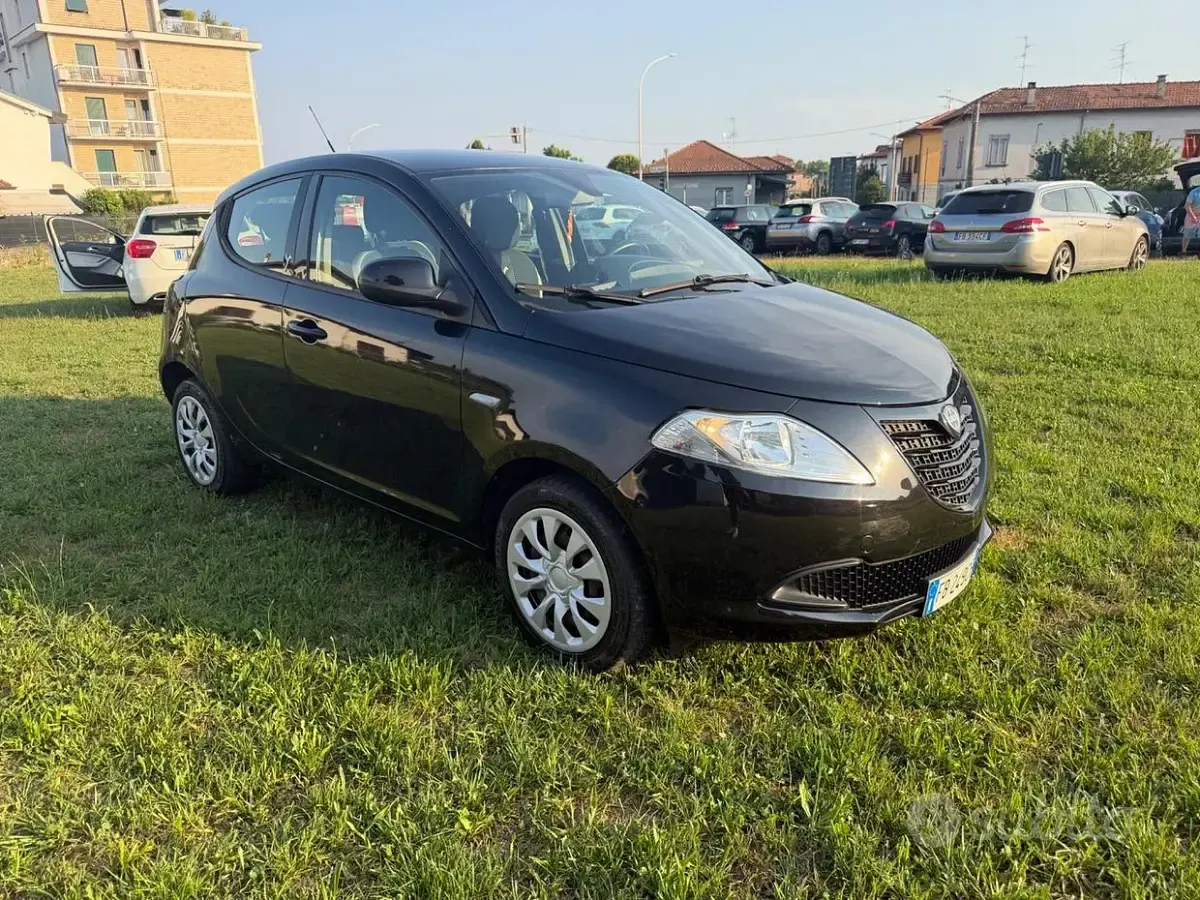 Usata Lancia Ypsilon 69 CV (50 kW) 2015 Nero Utilitaria