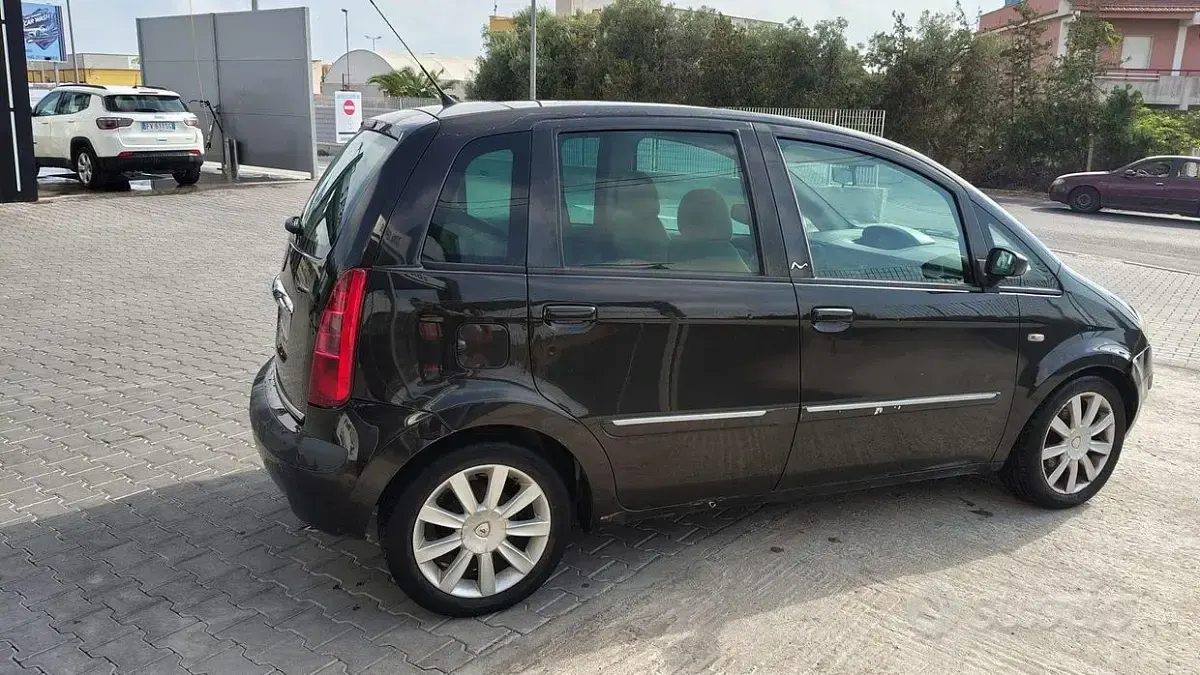 Usata Lancia Musa 101 CV (74 kW) 2004 Marrone Monovolume