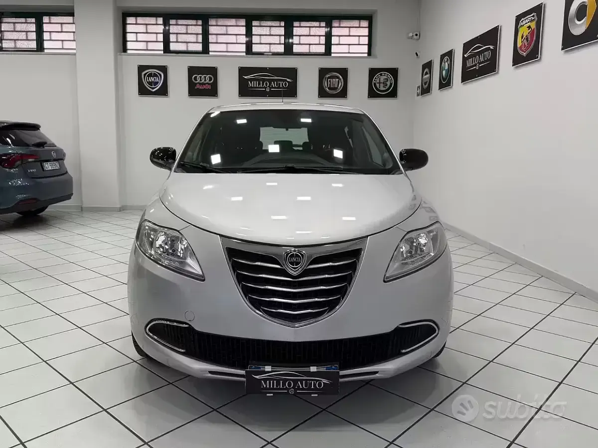 Usata Lancia Ypsilon Gold 69 CV (50 kW) 2015 Grigio Utilitaria