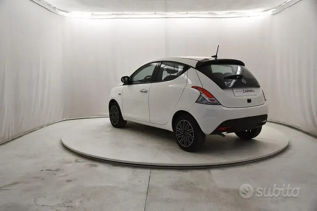 Usata Lancia Ypsilon Gold 70 CV (51 kW) 2023 Bianco Utilitaria