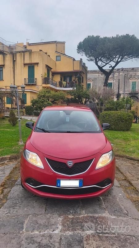 Usata Lancia Ypsilon Gold 69 CV (50 kW) 2017 Rosso Utilitaria