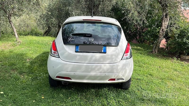 Usata Lancia Ypsilon 60 CV (44 kW) 2019 Bianco Utilitaria