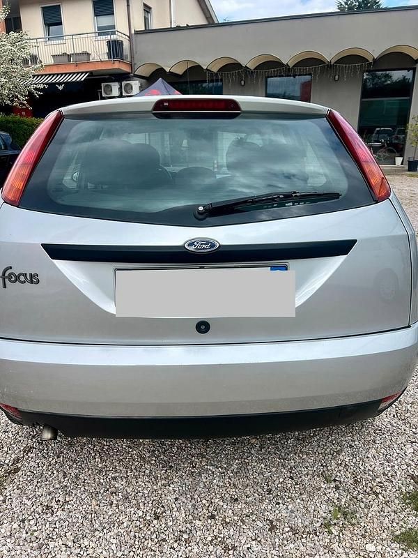 Occasion Ford Focus Ambiente 90 PK (66 kW) 2001 Grijs Sedan