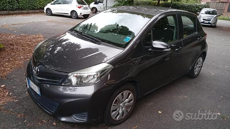 Usata Toyota Yaris Lounge 69 CV (50 kW) 2012 Grigio Utilitaria