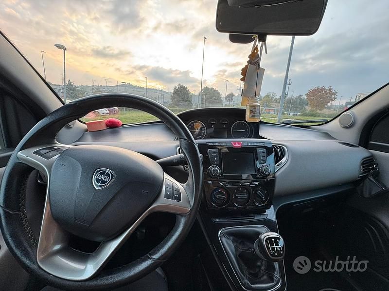 Usata Lancia Ypsilon Gold 69 CV (50 kW) 2017 Grigio Utilitaria
