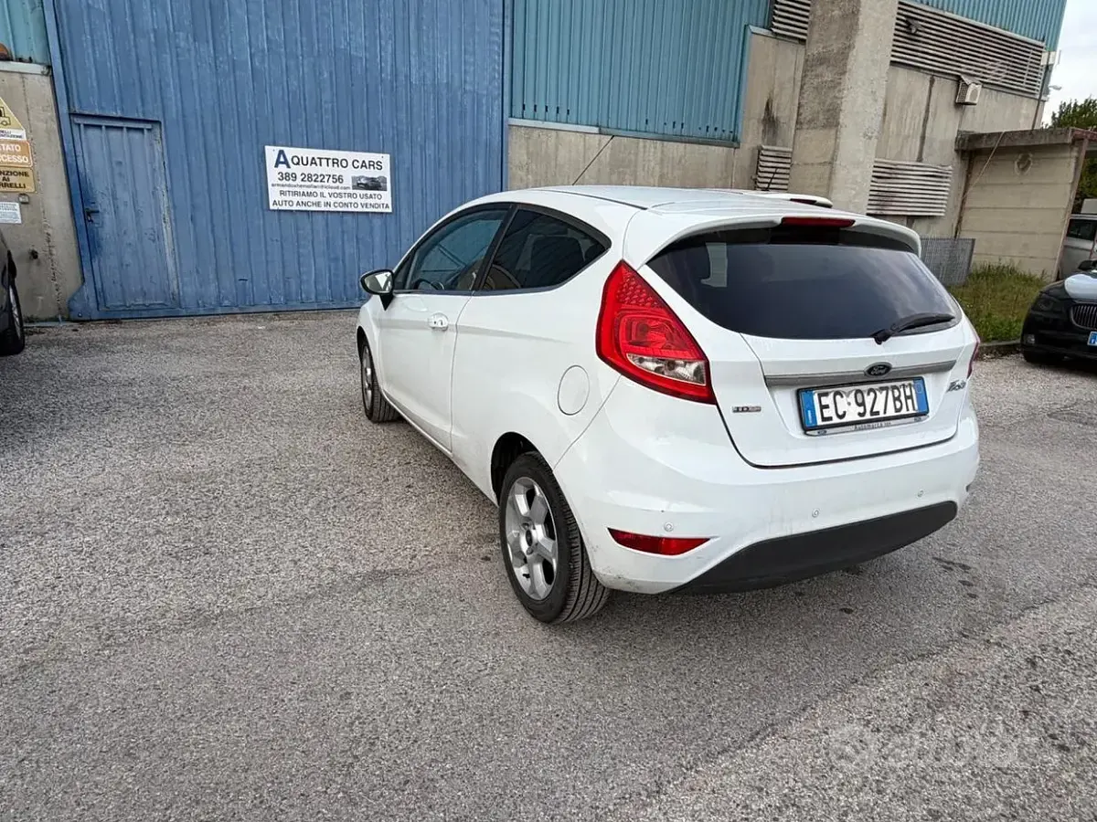 Usata Ford Fiesta 90 CV (66 kW) 2010 Bianco Berlina