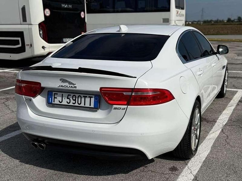 Usata Jaguar XE Prestige 180 CV (132 kW) 2017 Bianco Berlina