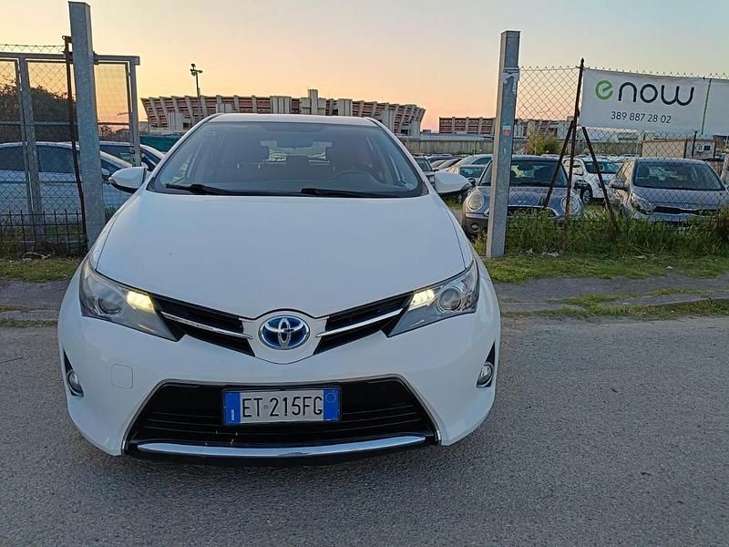 Usata Toyota Auris Hybrid Lounge 99 CV (72 kW) 2013 Bianco Berlina