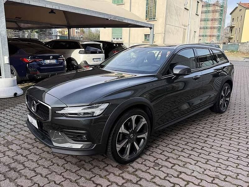 Grigio / metallizzato Usata 2021 Volvo V60 CC Business Edition Station wagon | 31.900 € (Buon prezzo) - Immagine 1/4