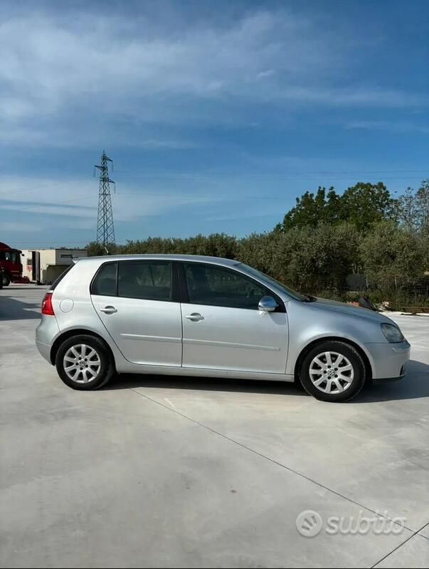 Usata VW Golf IV 105 CV (77 kW) 2005 Grigio Utilitaria