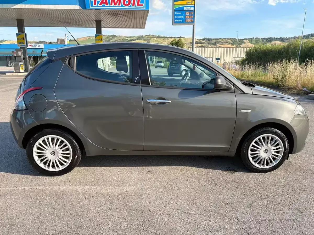 Usata Lancia Ypsilon 69 CV (50 kW) 2018 Grigio Utilitaria