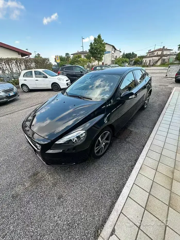 Usata Volvo V40 R-Design 120 CV (88 kW) 2016 Nero Berlina
