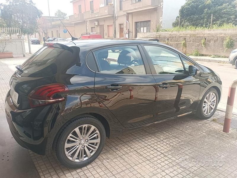 Usata Peugeot 208 Allure 101 CV (74 kW) 2019 Nero Utilitaria