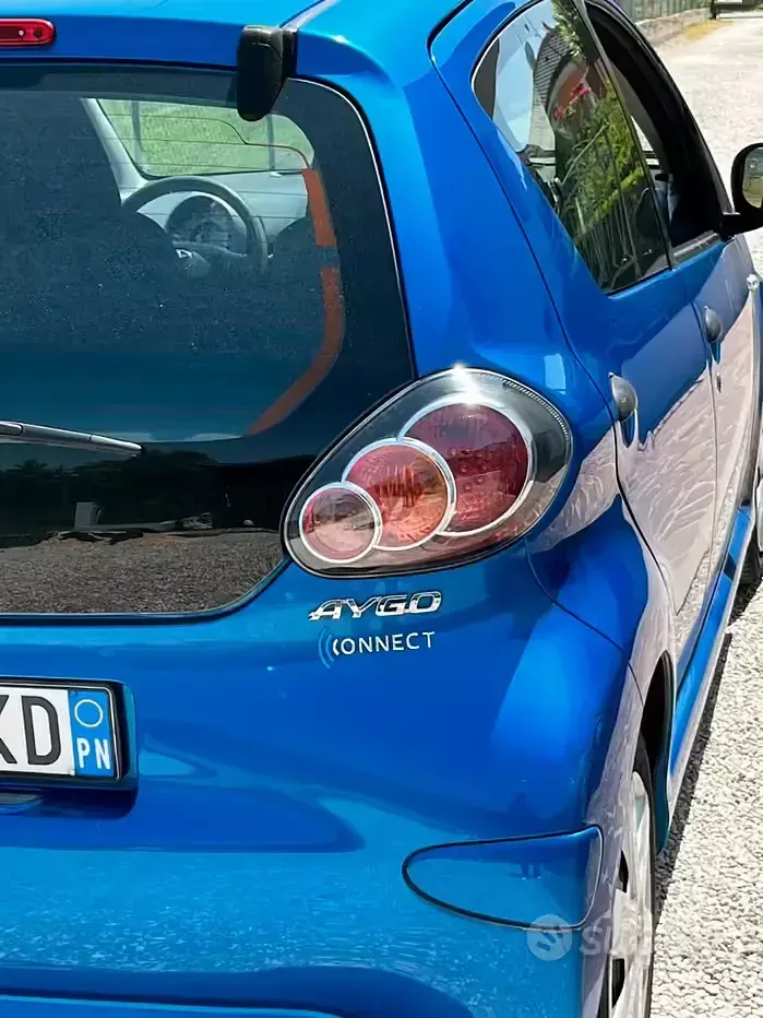 Usata Toyota Aygo Connect Style 68 CV (50 kW) 2011 Blu Utilitaria