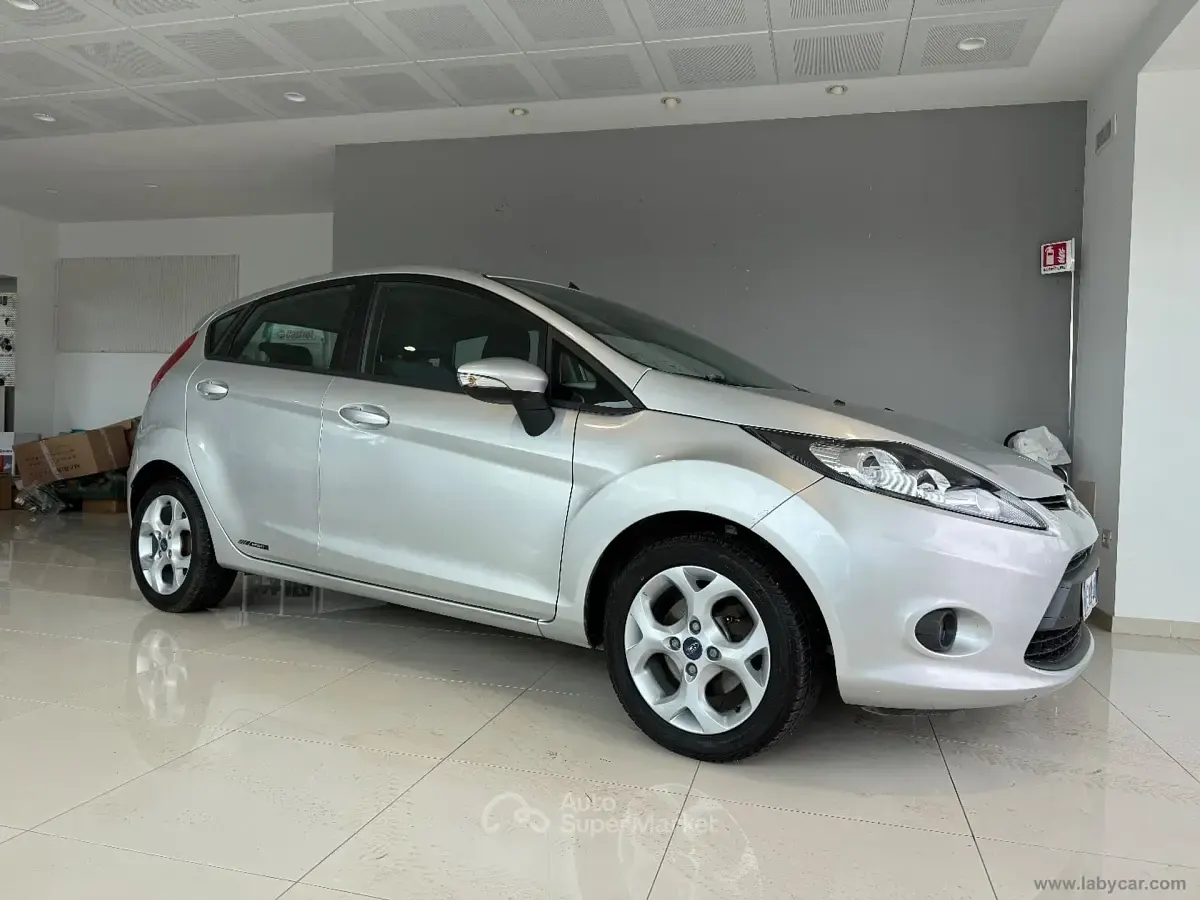 Usata Ford Fiesta 82 CV (60 kW) 2010 Grigio Utilitaria