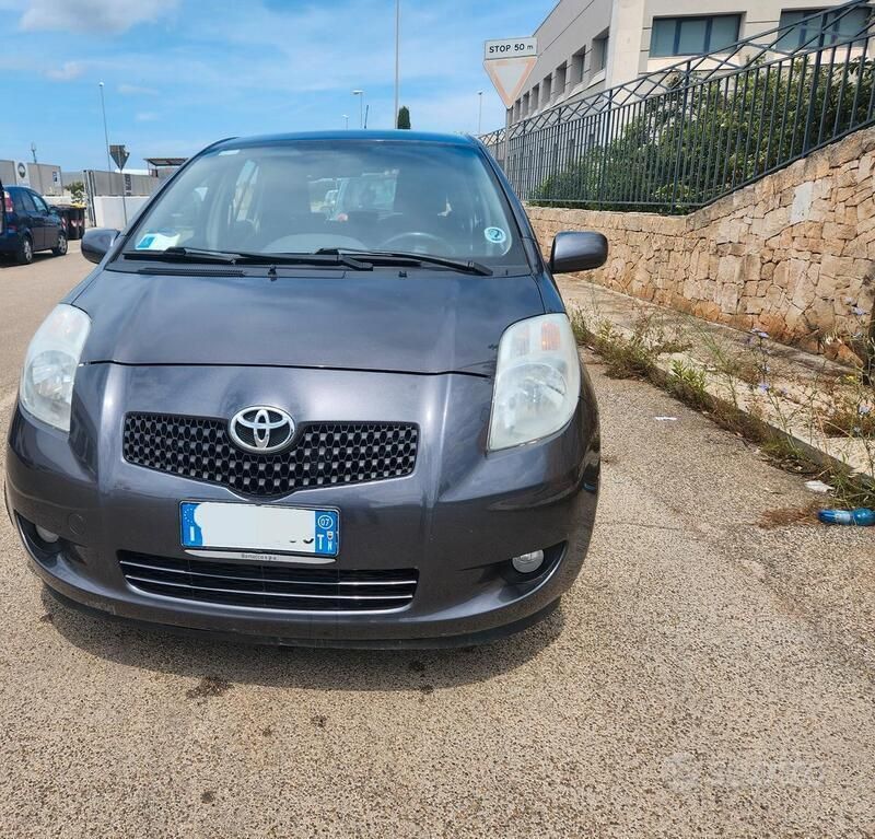 Grigio Usata 2007 Toyota Yaris Tre volumi | 3500 € (Buon prezzo) - Immagine 1/4