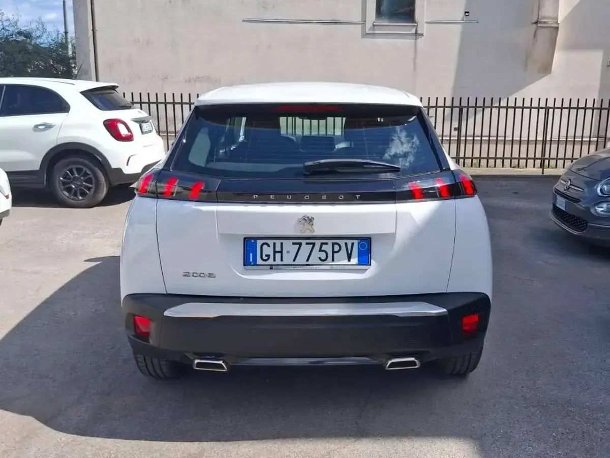 Usata Peugeot 2008 Active 131 CV (96 kW) 2021 Bianco SUV