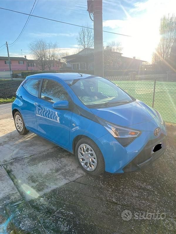 Usata Toyota Aygo 72 CV (52 kW) 2019 Blu Utilitaria