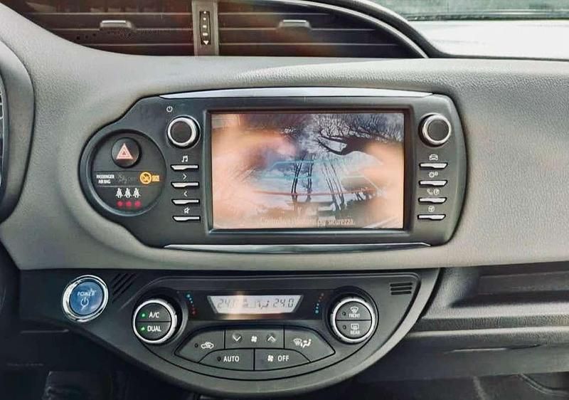 Usata Toyota Yaris 75 CV (55 kW) 2013 Bianco Utilitaria