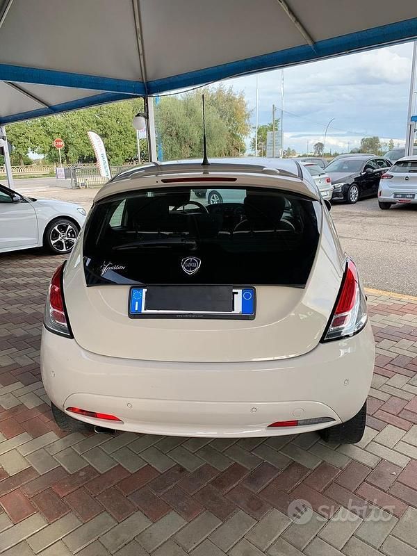 Usata Lancia Ypsilon Gold 69 CV (50 kW) 2016 Bianco Utilitaria