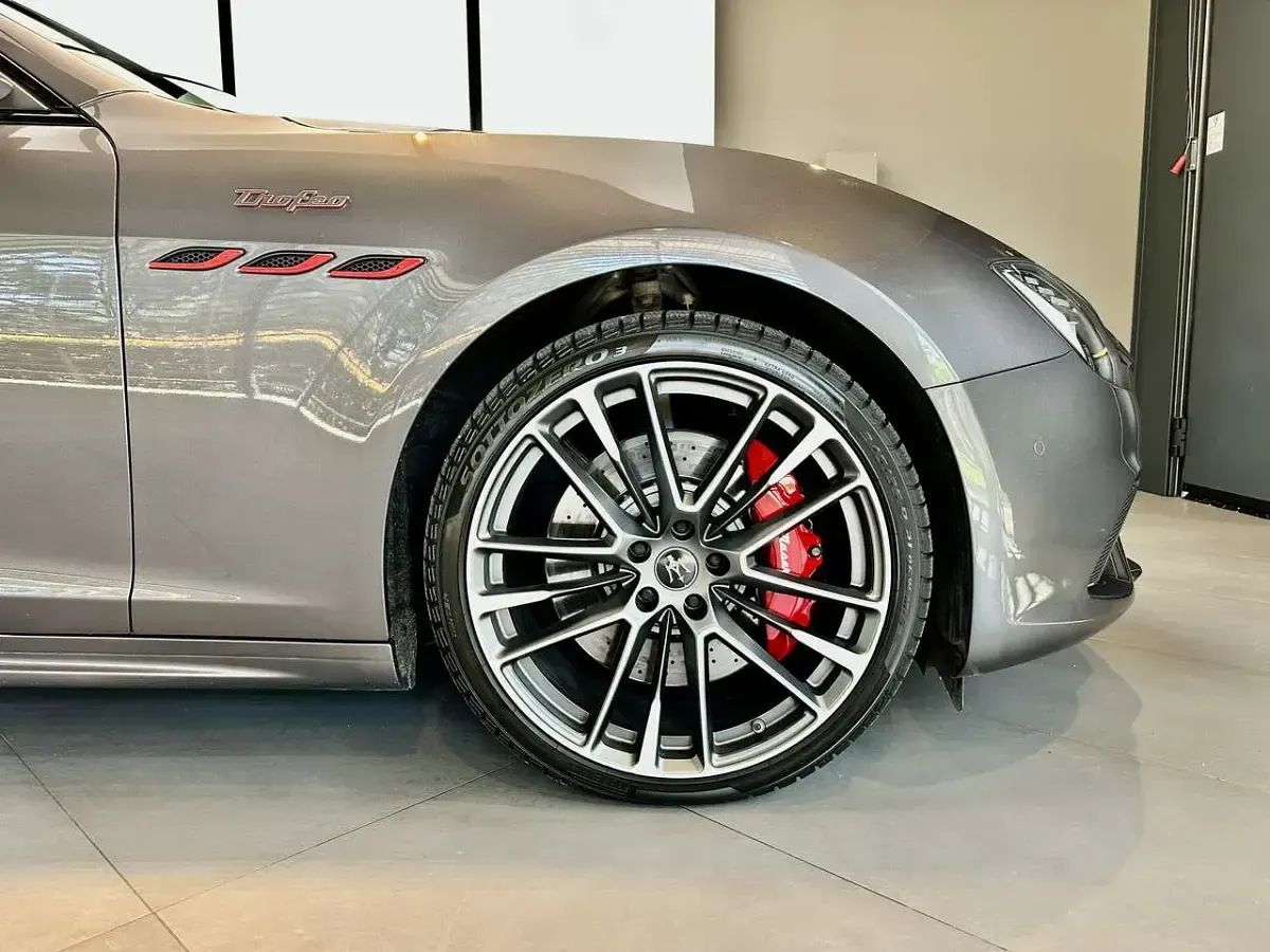 Usata Maserati Ghibli 581 CV (427 kW) 2021 Grigio maratea Berlina