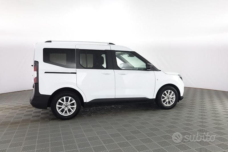 Usata Ford Tourneo Courier Titanium 124 CV (91 kW) 2025 Frozen white Monovolume