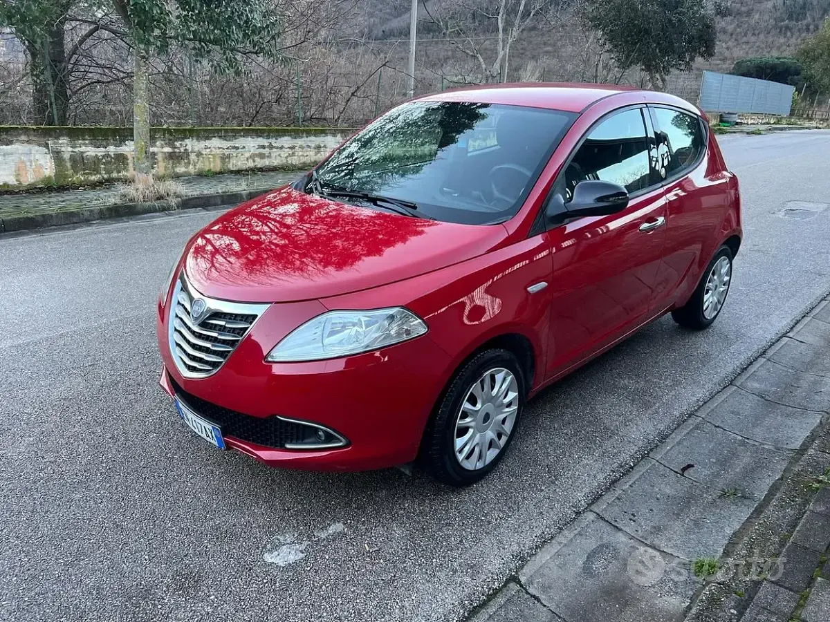 Usado Lancia Ypsilon Gold 69 CV (50 kW) 2012 Rojo Utilitario
