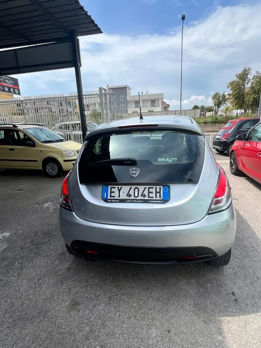 Usata Lancia Ypsilon Gold 69 CV (50 kW) 2015 Argento Utilitaria