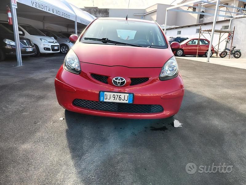Usata Toyota Aygo Sol 68 CV (50 kW) 2007 Rosso Utilitaria