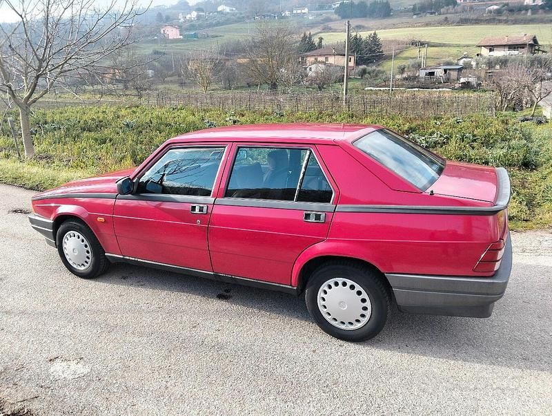Usata Alfa Romeo 75 120 CV (88 kW) 1989 Rosso Berlina
