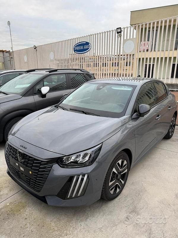 Usata Peugeot 208 Allure 101 CV (74 kW) 2024 Grigio Utilitaria