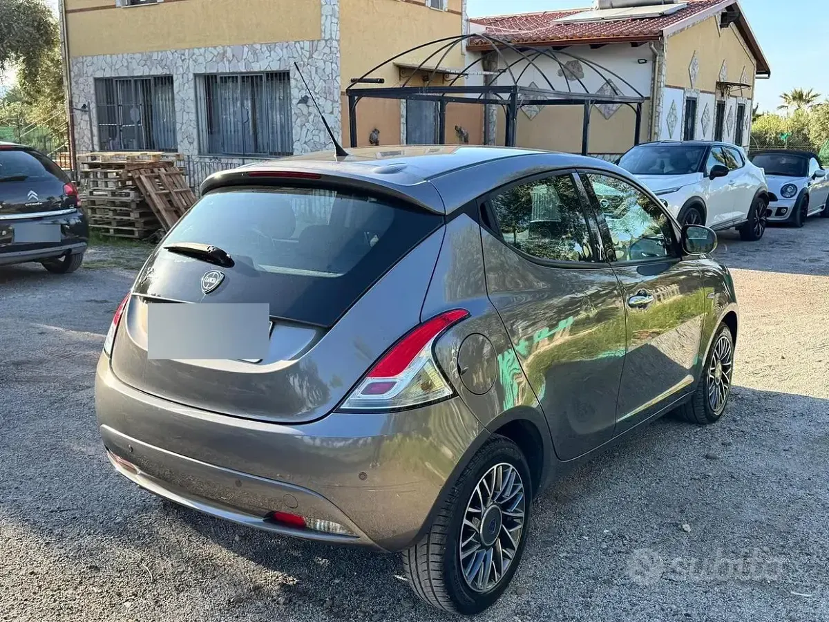 Usata Lancia Ypsilon 95 CV (69 kW) 2017 Grigio Utilitaria