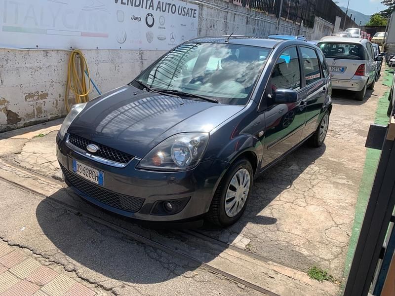 Usata Ford Fiesta Ghia 80 CV (58 kW) 2008 Marrone Utilitaria