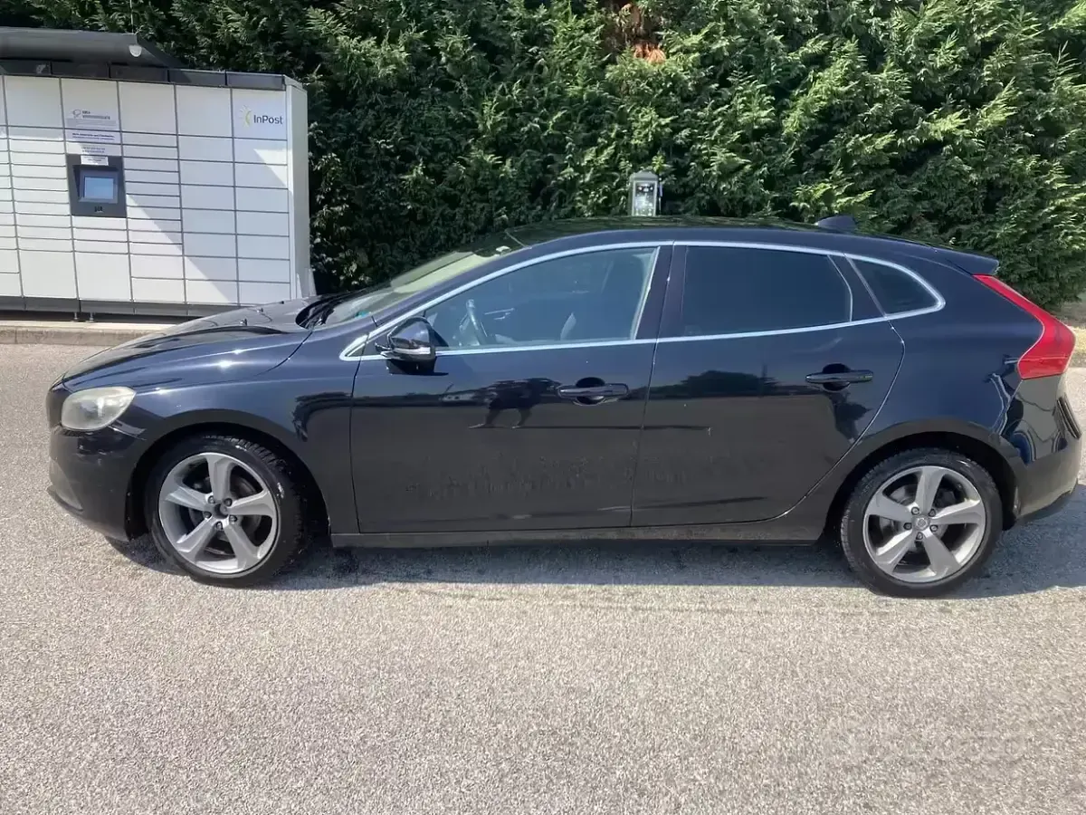 Usata Volvo V40 Momentum 115 CV (84 kW) 2012 Nero Utilitaria
