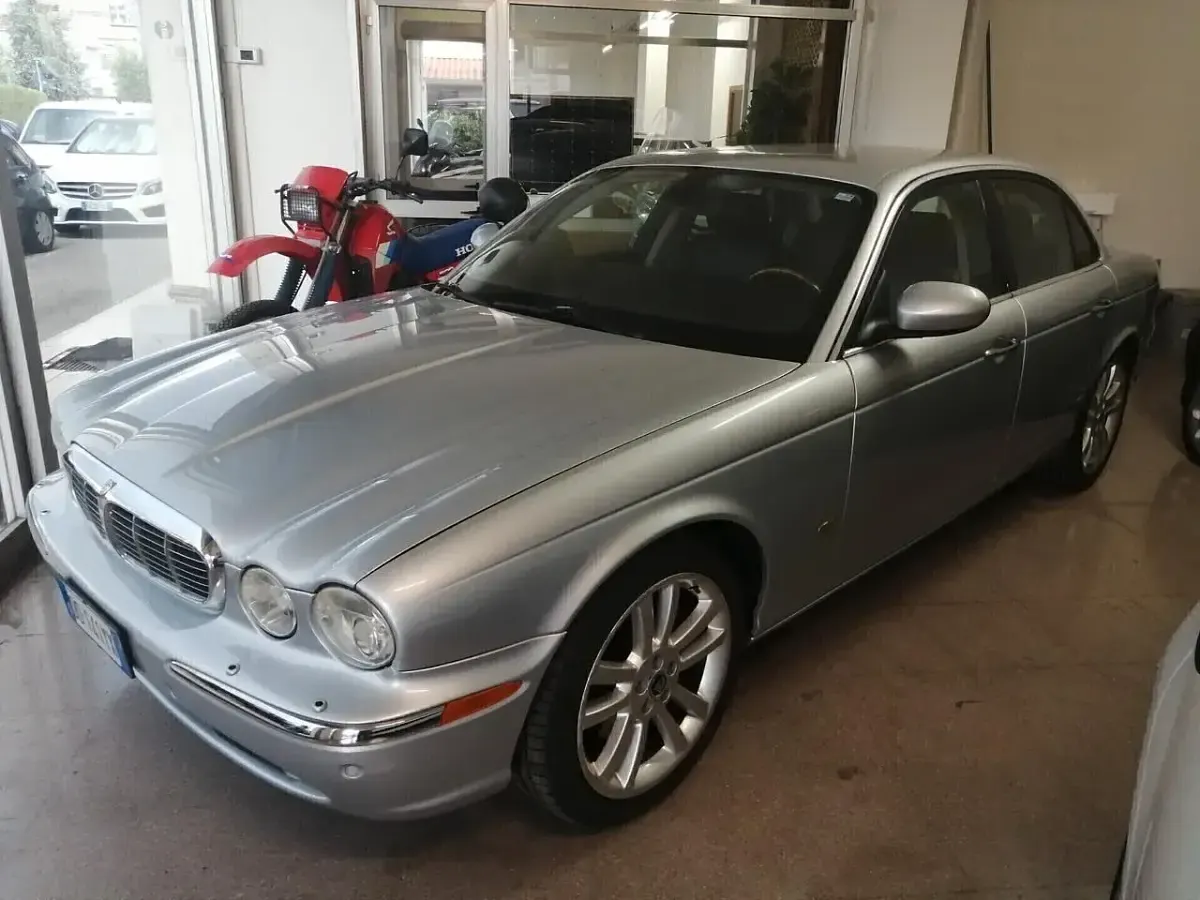 Usata Jaguar XJ Executive 207 CV (152 kW) 2007 Argento Berlina