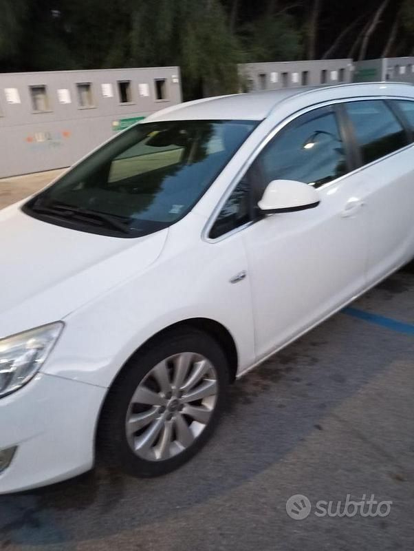Usata Opel Astra 140 CV (102 kW) 2012 Station wagon