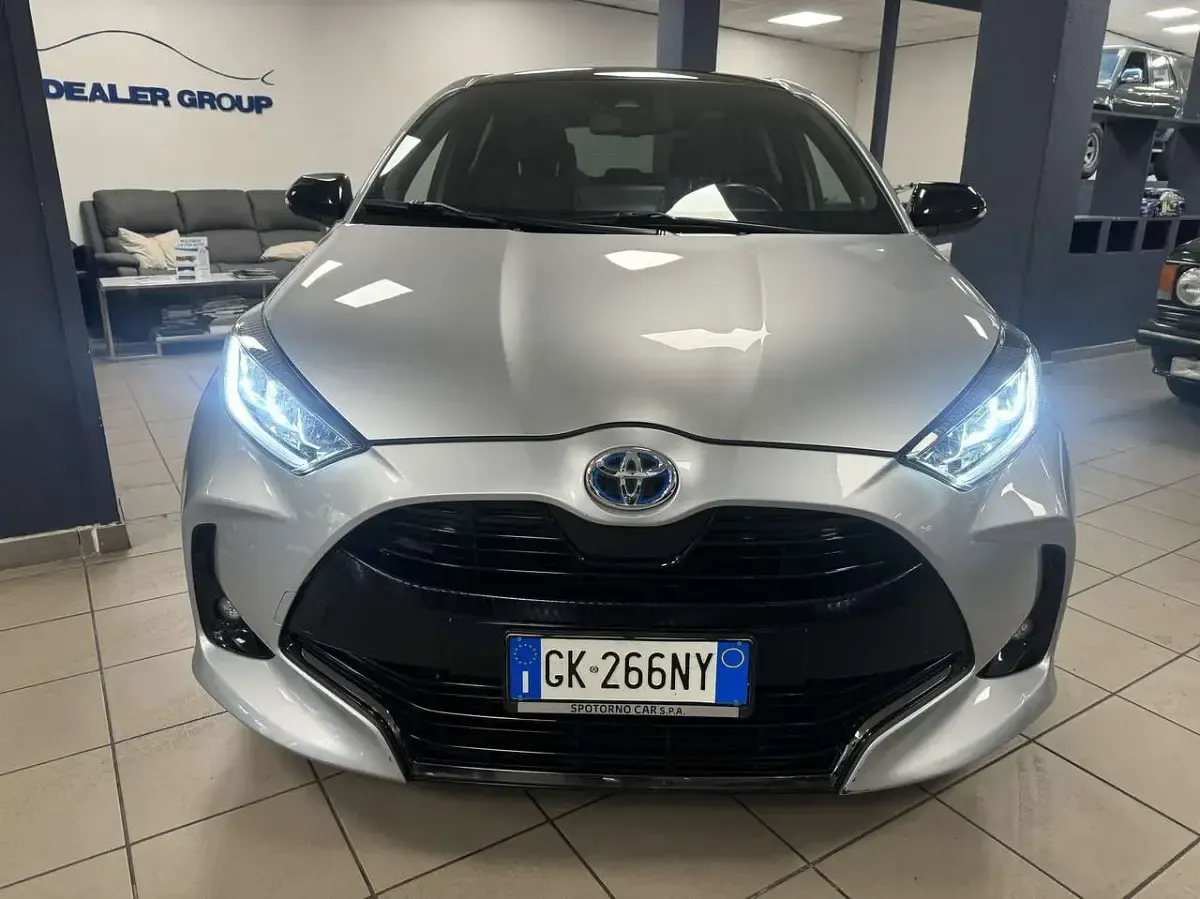 Usata Toyota Yaris Hybrid Lounge 92 CV (67 kW) 2022 Argento Berlina